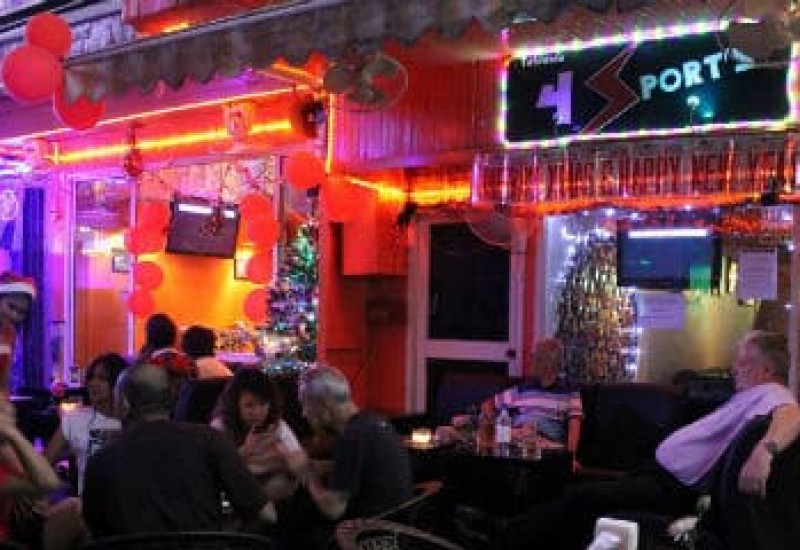 4Sports Bar: Serving Looks While Watching the Game